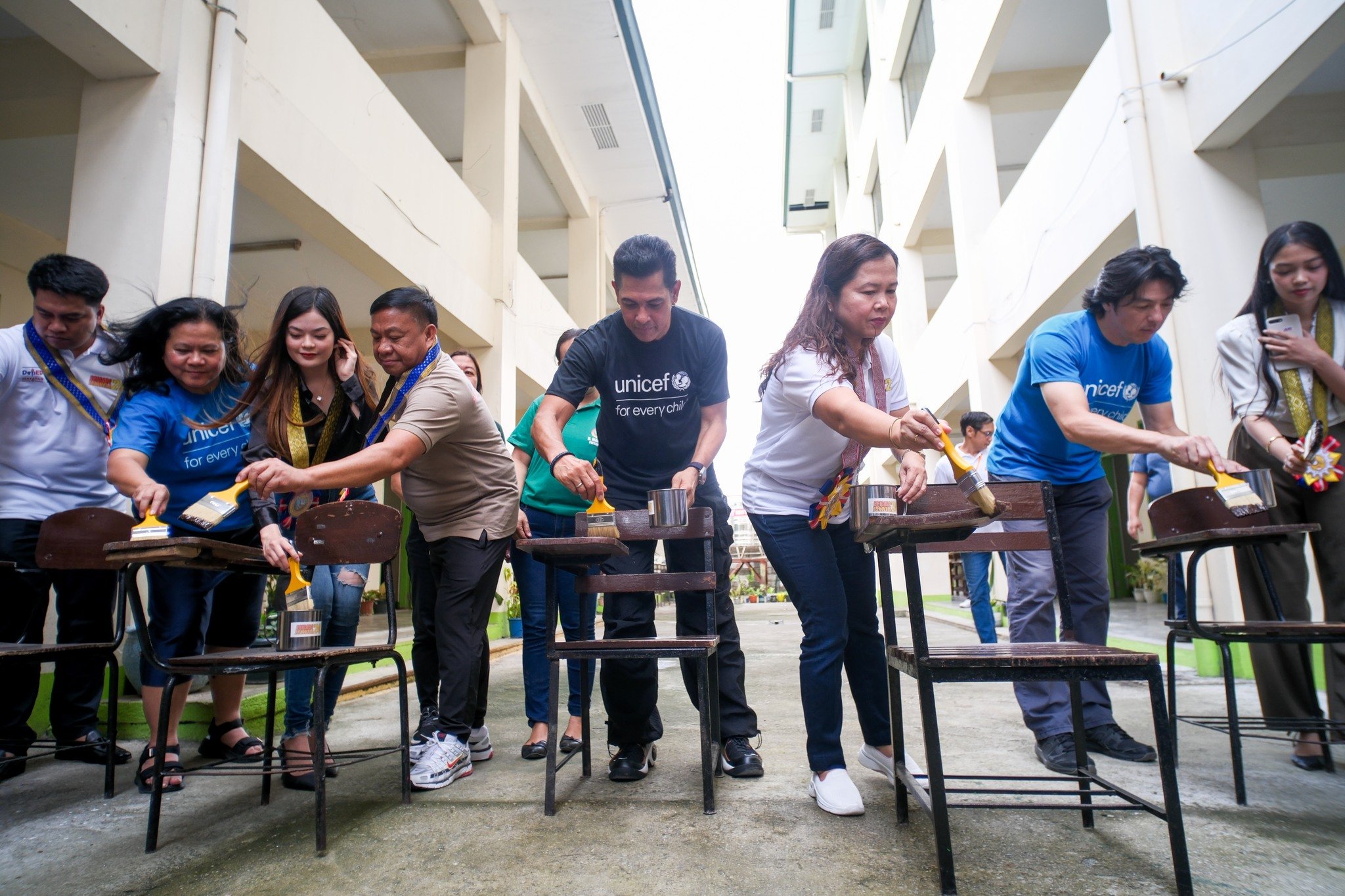 Gary Valenciano excites children for new school year